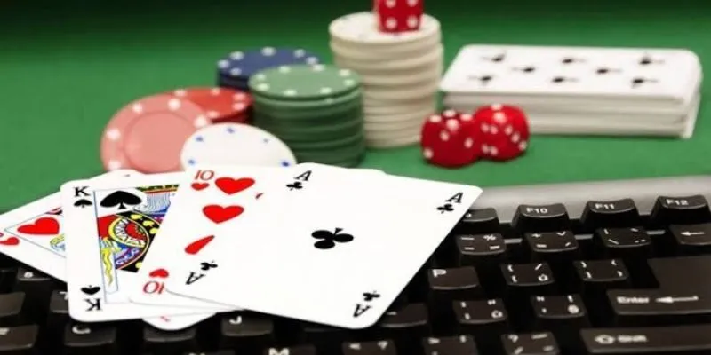 Online slot interface displaying reels, symbols, paylines, RTP, and potential payouts.